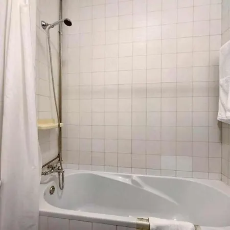 Torre Da Rocha Frente Ao Mar